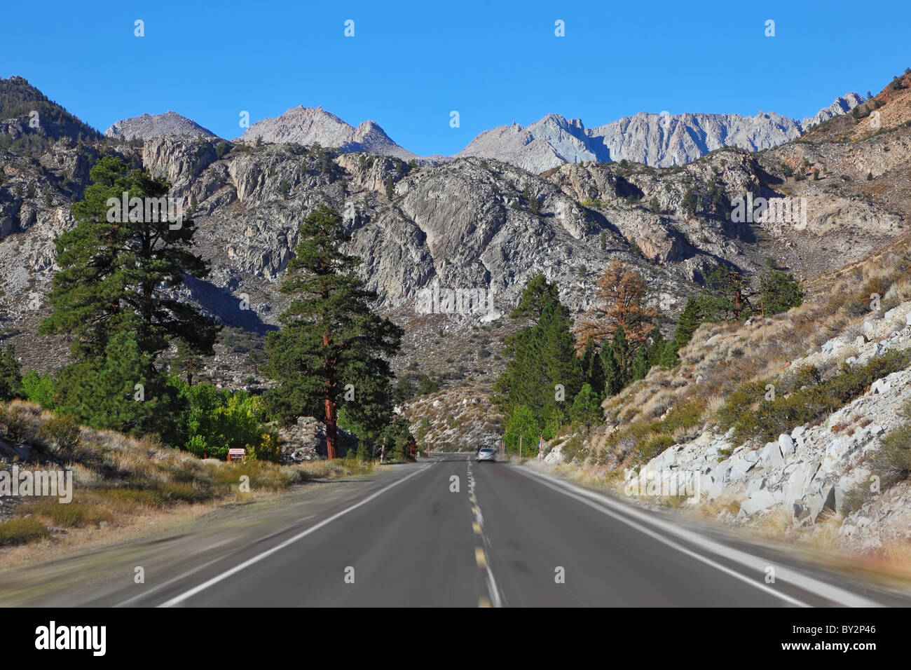 Ein Auto mit hoher Geschwindigkeit durch das malerische Mittelgebirge Reisen Stockfoto