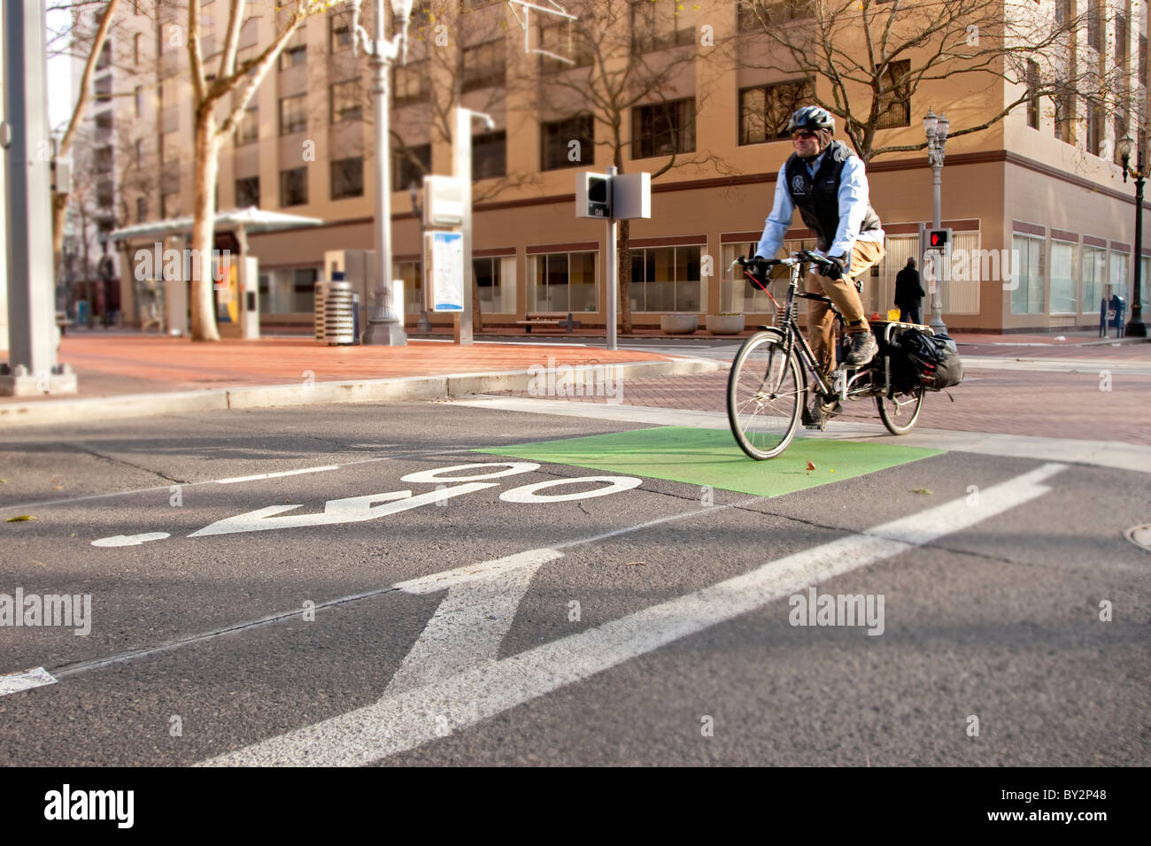 Fahrrad-Pendler auf eine Extracycle durch die Stadt fahren. Stockfoto