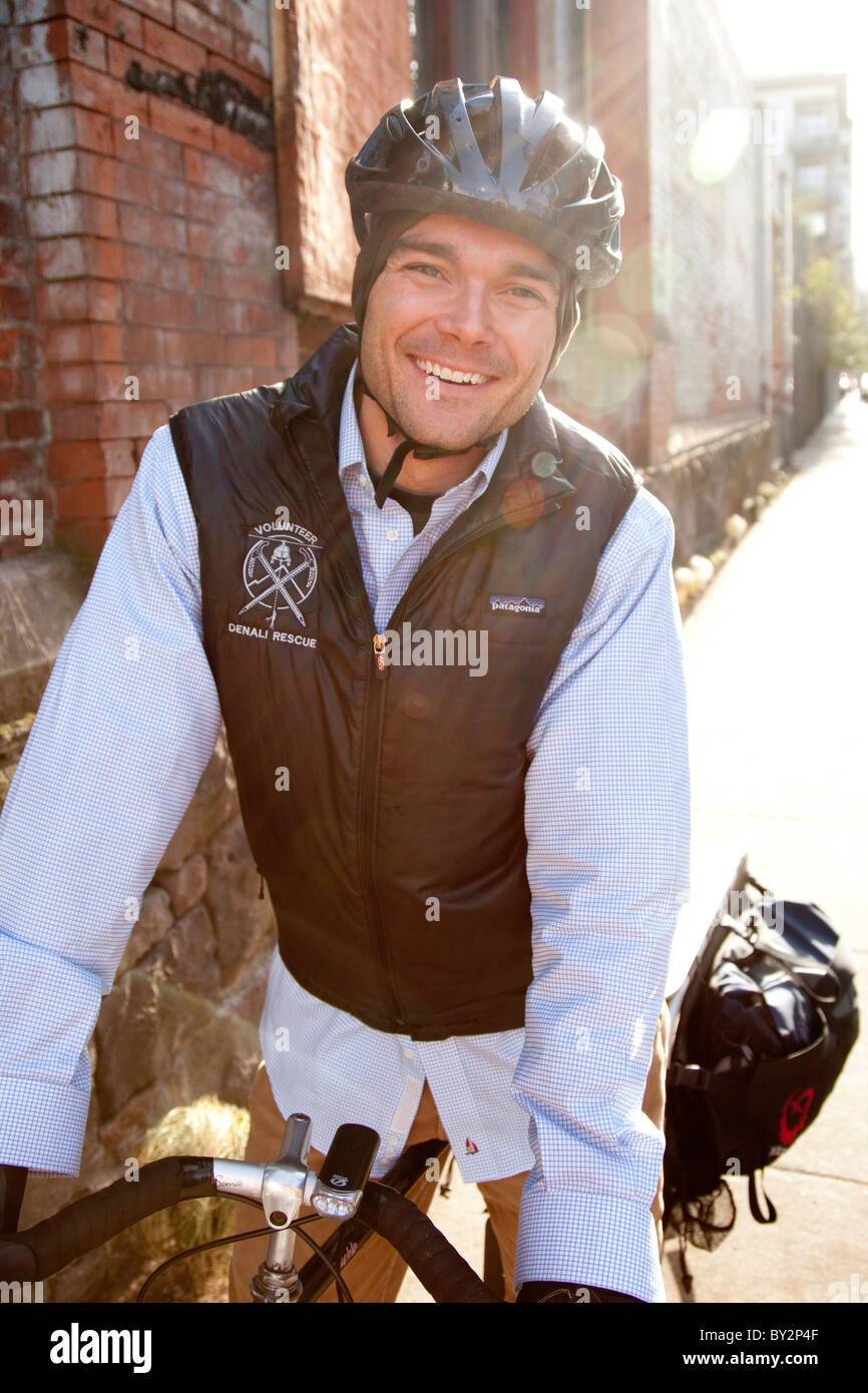 Fahrrad-Pendler lächelnd auf eine Extracycle während der Fahrt durch die Stadt. Stockfoto