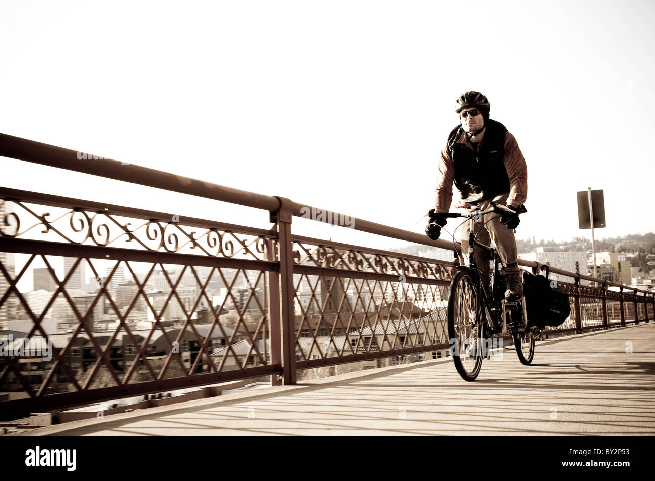 Fahrrad-Pendler auf eine Extracycle über eine Brücke fahren. Stockfoto