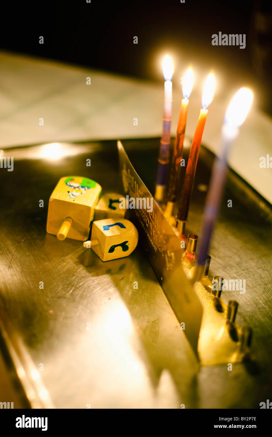 Dreidel und Kerzen zu Chanukka in Buenos Aires, Argentinien Stockfoto