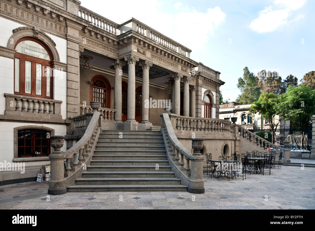 Eingang Fassade ehemalige Belle Epoche Villa mit anmutigen doppelte Treppe gehauen Steinbalustrade & Portikus mit ionischen Säulen Stockfoto