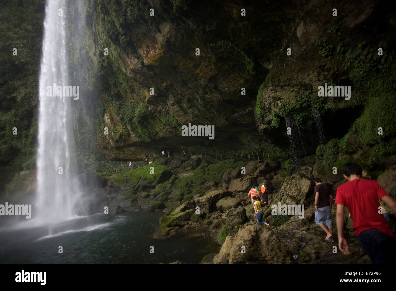 Touristen besuchen den Misol Ha Wasserfall Salto de Agua, Chiapas, Mexiko Stockfoto