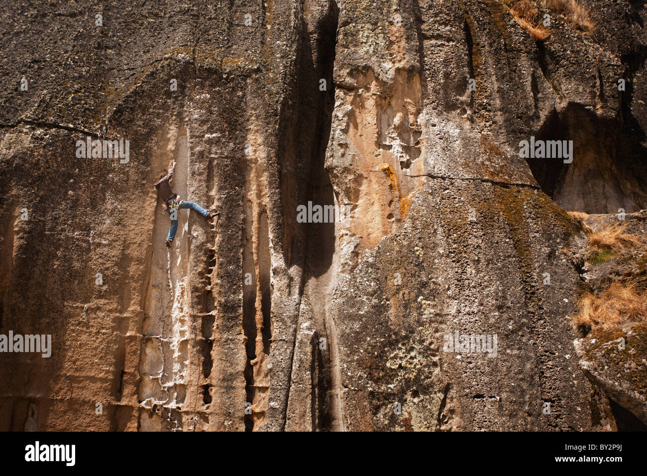 Klettern in Hatun Machay, Peru. Stockfoto