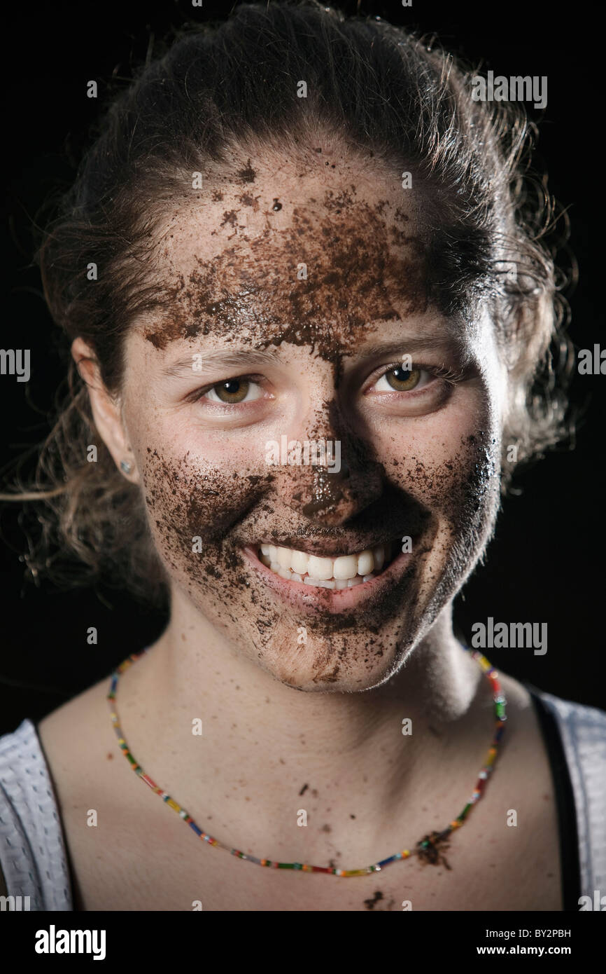 Porträt eines Mädchens mit einem schlammigen Gesicht und lächelnd in El Chico, Hidalgo, Mexiko (Kopfschuss). Stockfoto