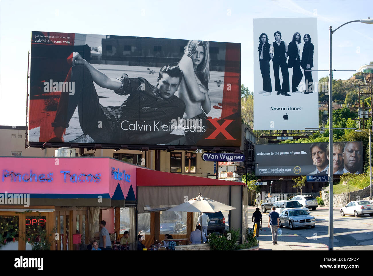 Plakaten auf dem Sunset Strip, die unter anderem die Beatles für MAC tunes ich in Los Angeles, Kalifornien Stockfoto