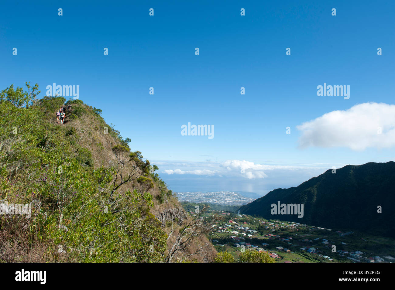 Wandern in Dos d'Ane mit Blick auf den Indischen Ozean, die Insel Réunion. Stockfoto