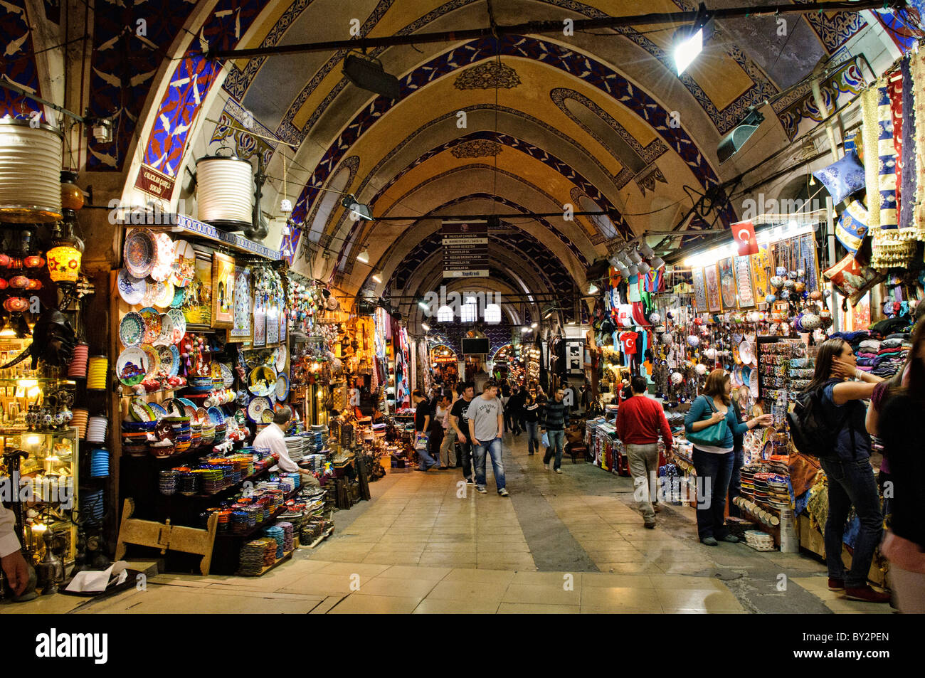 ISTANBUL, Türkei – eine der breiteren zentralen Straßen im Zentrum von Istanbuls historischem Großen Basar. Wenn Sie sich vom Zentrum in Richtung der äußeren Kanten des Basars bewegen, werden die Straßen enger und weniger touristisch. Der große Basar, einer der größten und ältesten überdachten Märkte der Welt, ist ein geschäftiges Zentrum für Handel und Kultur in Istanbul. Mit einem Labyrinth von über 4.000 Geschäften bietet es eine lebendige Auswahl an Waren, von Gewürzen und Schmuck bis hin zu Textilien und Keramik. Die historische Architektur und die lebhafte Atmosphäre des Großen Basars ziehen jedes Jahr Millionen von Besuchern an. Stockfoto