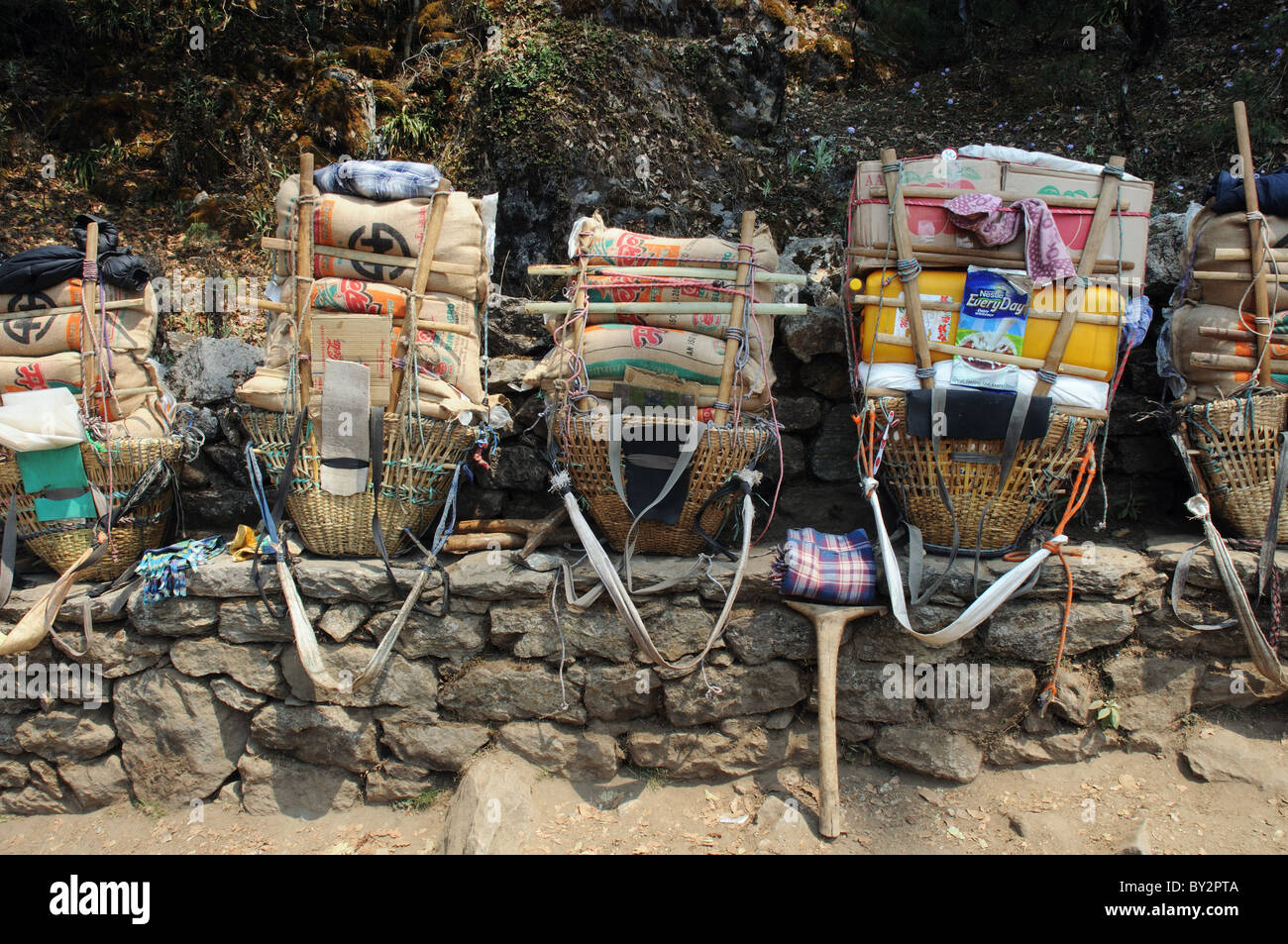 Träger-Packs auf einer Wand in Nepal Stockfoto