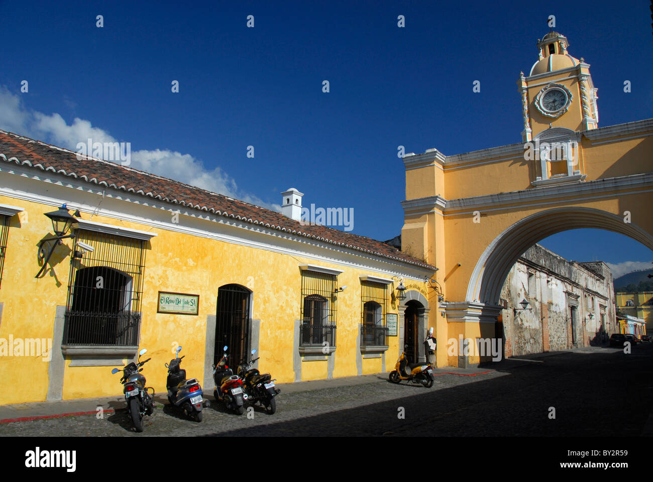 Santa Catalina Arch und Uhrturm und Street in Antigua, Guatemala, Mittelamerika Stockfoto