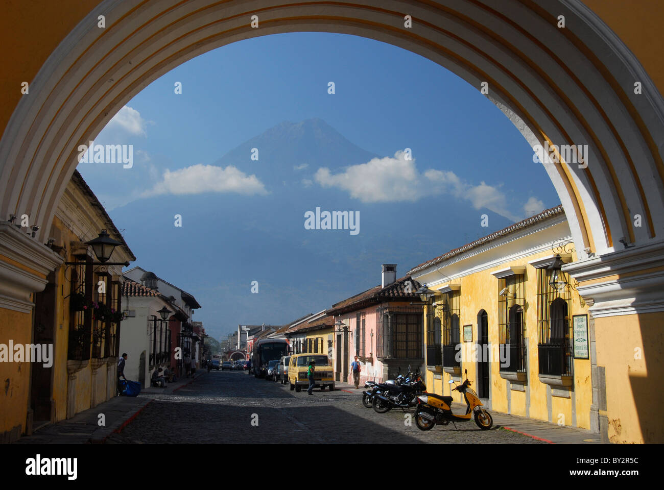 Santa Catalina Arch und Volcan de Agua im Hintergrund in Antigua, Guatemala, Mittelamerika Stockfoto