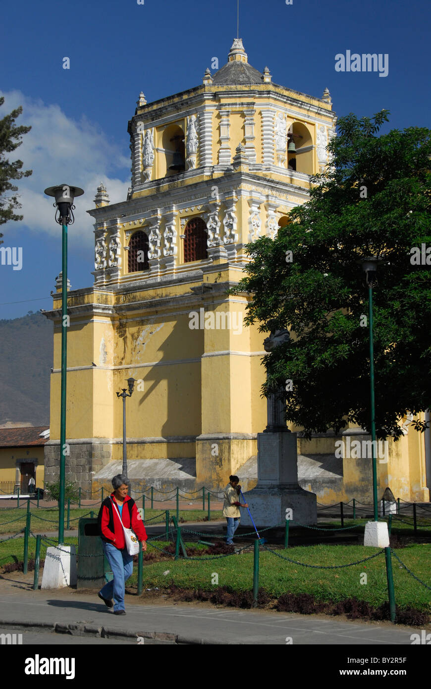 Passanten im Park neben der Kirche Nuestra Señora De La Merced Antigua, Abteilung Sacatepequez, Guatemala, Mittelamerika Stockfoto