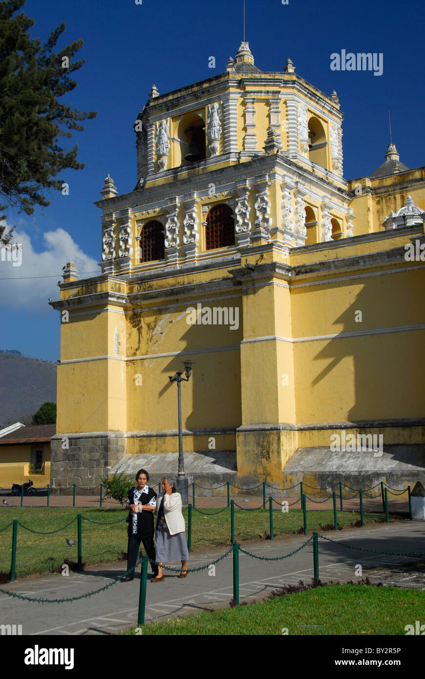 Passanten im Park neben der Kirche Nuestra Señora De La Merced Antigua, Abteilung Sacatepequez, Guatemala, Mittelamerika Stockfoto