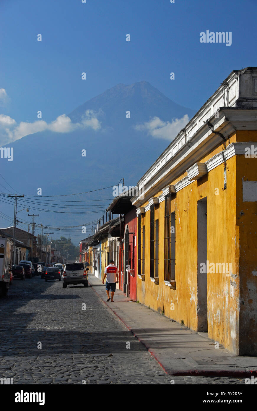 Straße mit mit Volcan de Agua in Antigua, Guatemala, Mittelamerika Stockfoto