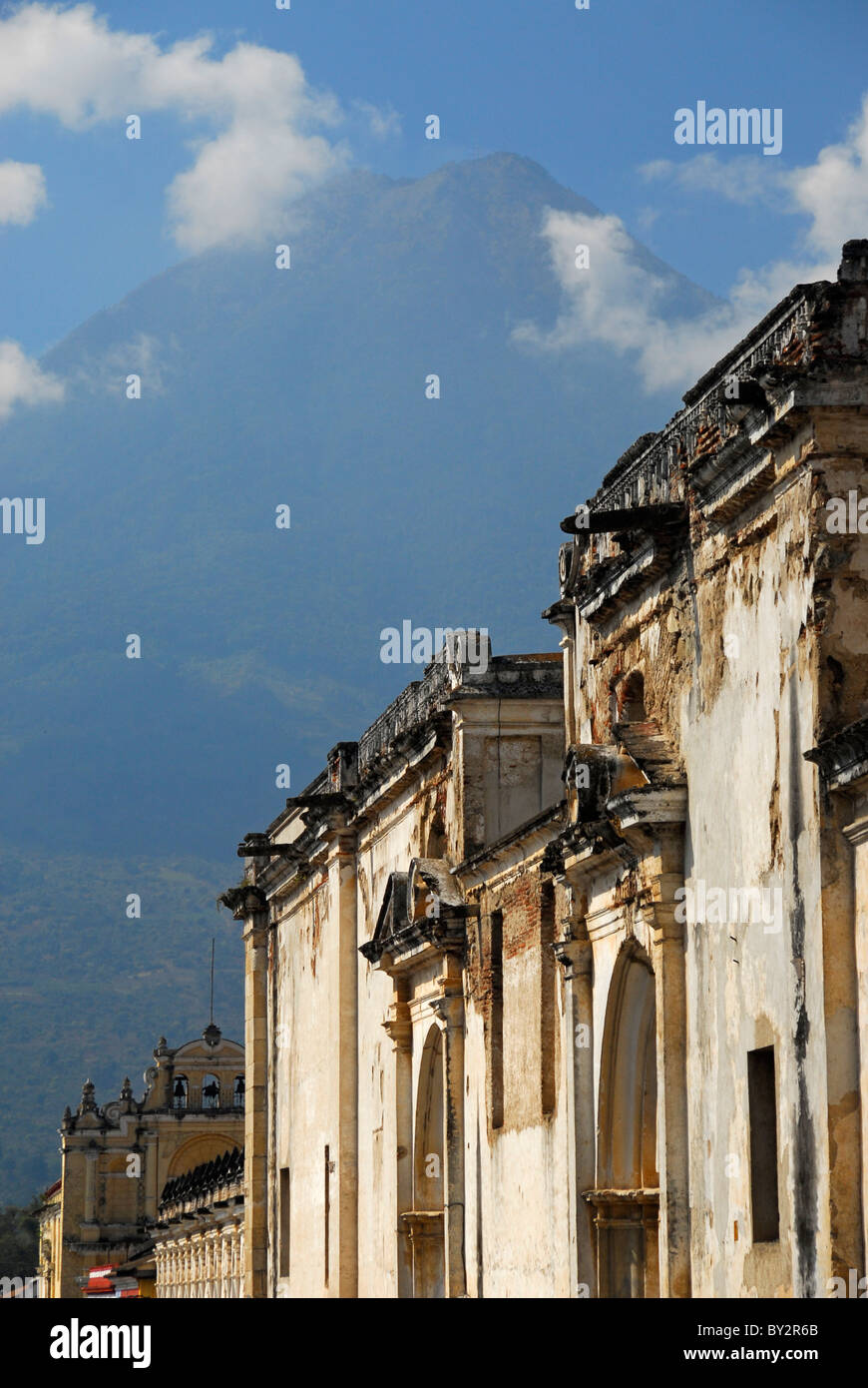 Alte Gebäude-Fassade mit Volcan de Agua in Hintergrund Antigua, Guatemala, Mittelamerika Stockfoto