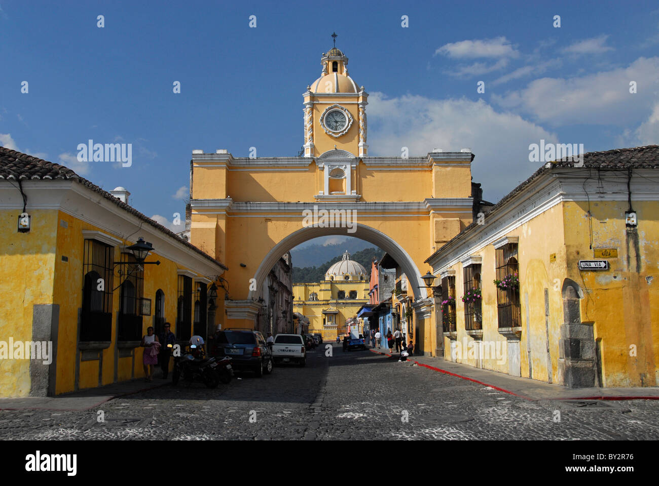 Santa Catalina Arch und Uhrturm mit Merced Kirche Nuestra Señora De La Antigua, Guatemala Stockfoto