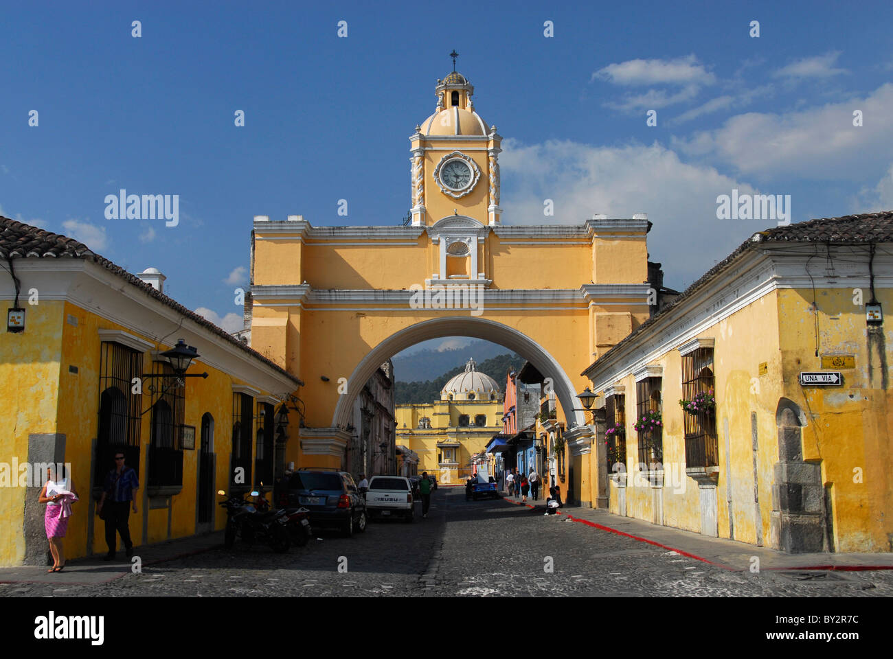 Santa Catalina Arch und Uhrturm mit Merced Kirche Nuestra Señora De La Antigua, Guatemala Stockfoto