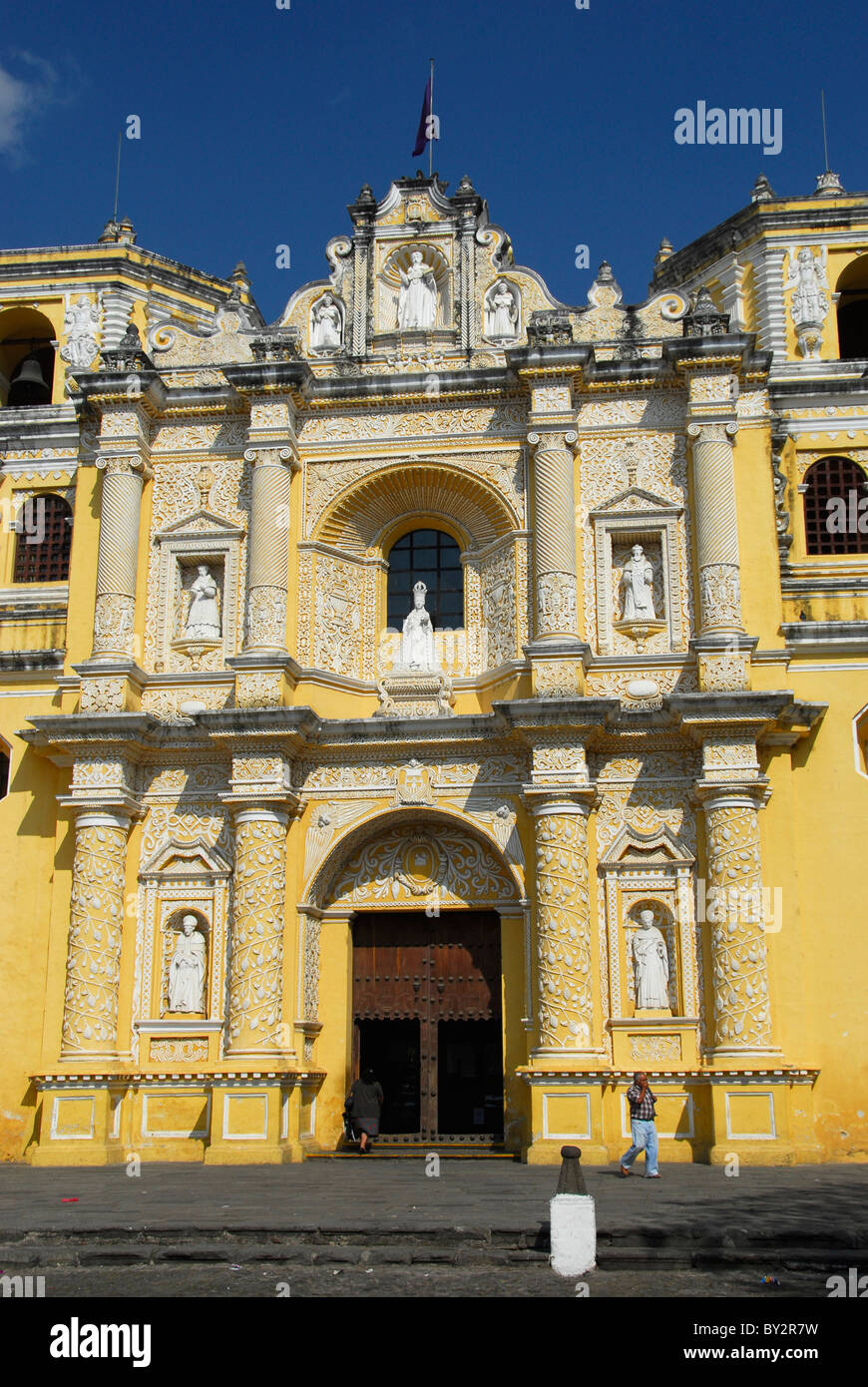 Eine Person, die zu Fuß aus Merced Kirche Nuestra Señora De La Antigua, Abteilung Sacatepequez, Guatemala, Mittelamerika Stockfoto