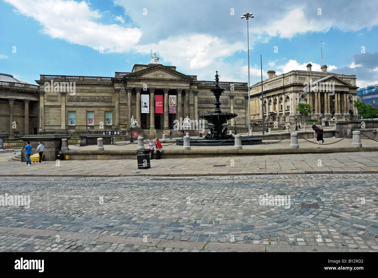Liverpool Museen Walker Art Gallery in Liverpool mit Sessions Landhaus rechts Stockfoto