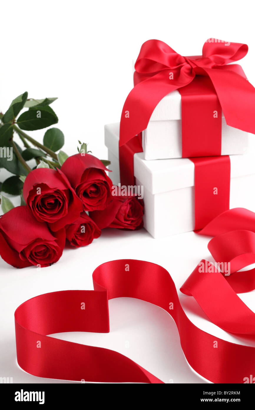 Geschenkbox und Rose auf weißem Hintergrund... Stockfoto