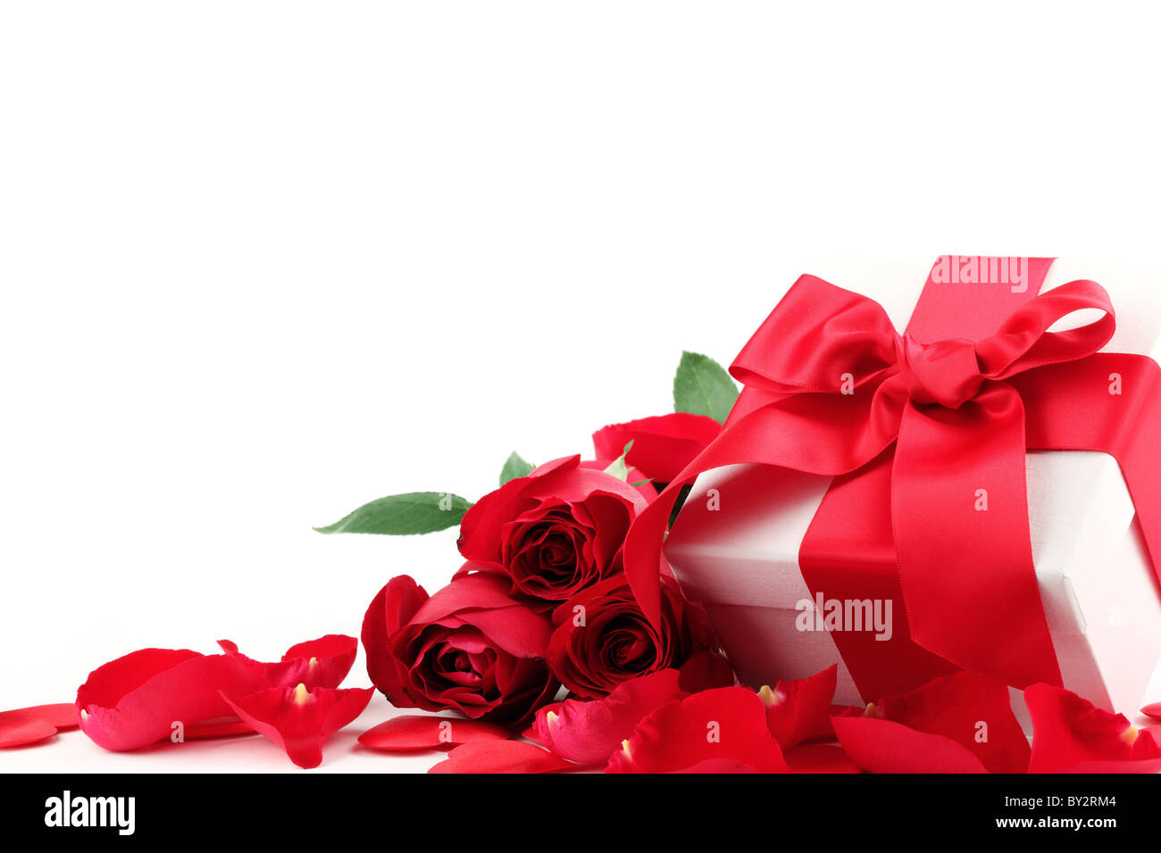 Geschenkbox und Rose auf weißem Hintergrund. Stockfoto