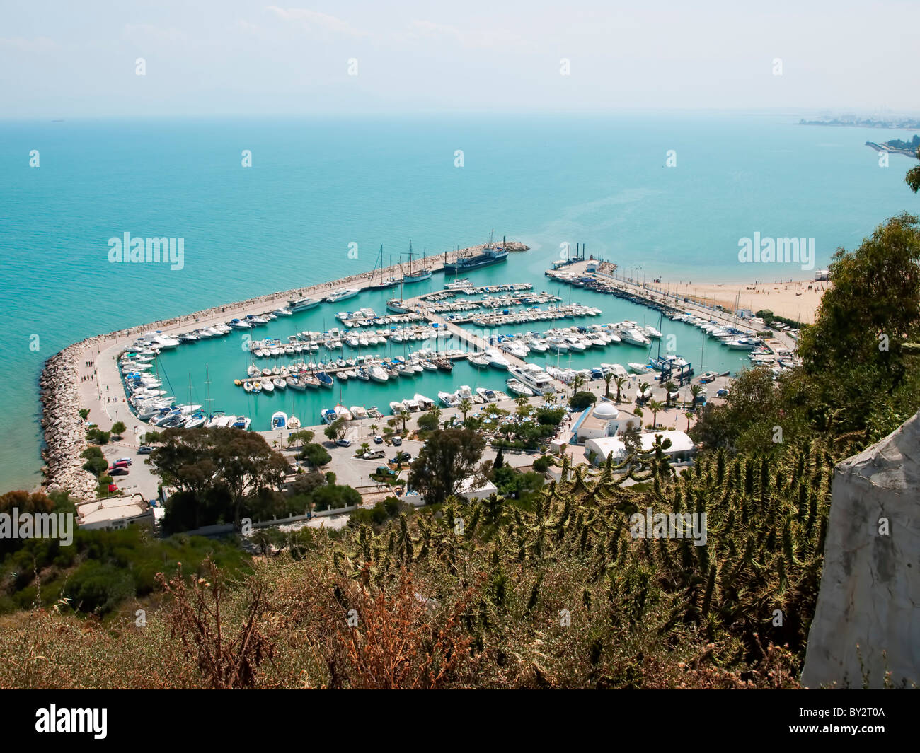 Blick auf das Seegebiet mit Parkplatz für Yachten in Tunesien Stockfoto