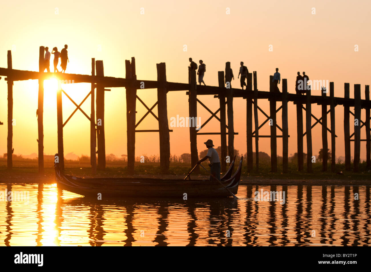 U-Bein Brücke bei Sonnenuntergang Stockfoto