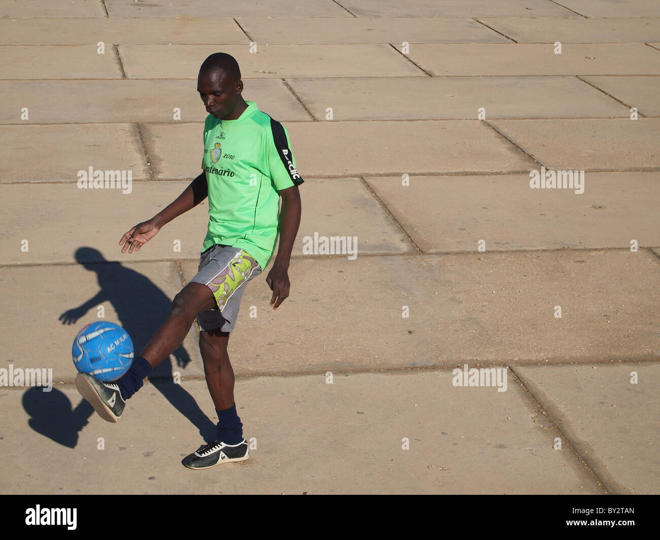 Ein junger afrikanischer Fußballer üben seine Fähigkeiten am Meer in Tripolis, Libyen Stockfoto