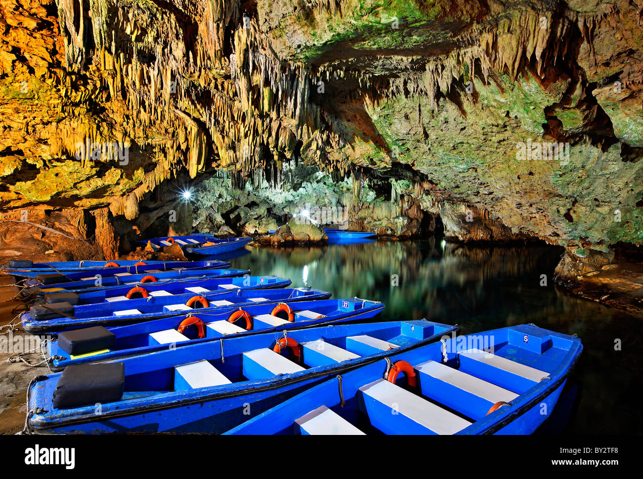 Bootsfahrt in Diros Höhlen-Seen, eine gute Möglichkeit, die Schönheit der Unterwelt entdecken. Mani Region Lakonien, Peloponnes, Griechenland. Stockfoto
