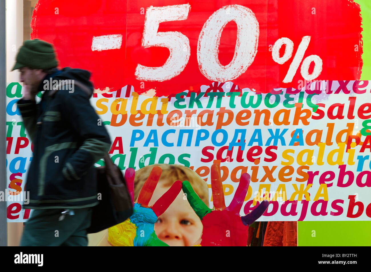 50 % Rabatt auf mehrsprachige Verkaufsposter im Schaufenster befindet sich im Zentrum Stadt mit wahrscheinlich Kunden vorbei, Mailand, Italien Stockfoto
