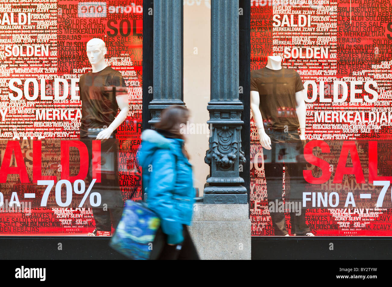70 % Rabatt Verkauf Plakat im Schaufenster befindet sich im Zentrum Stadt mit wahrscheinlich Kunden vorbei, Mailand, Italien Stockfoto
