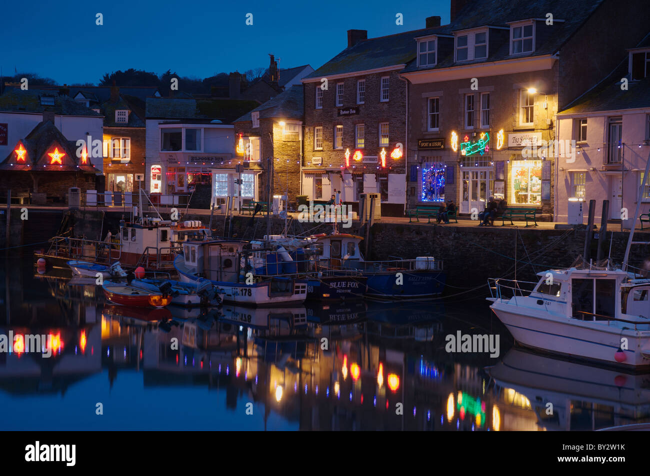 Padstow Hafen mit Weihnachtsbeleuchtung Stockfoto