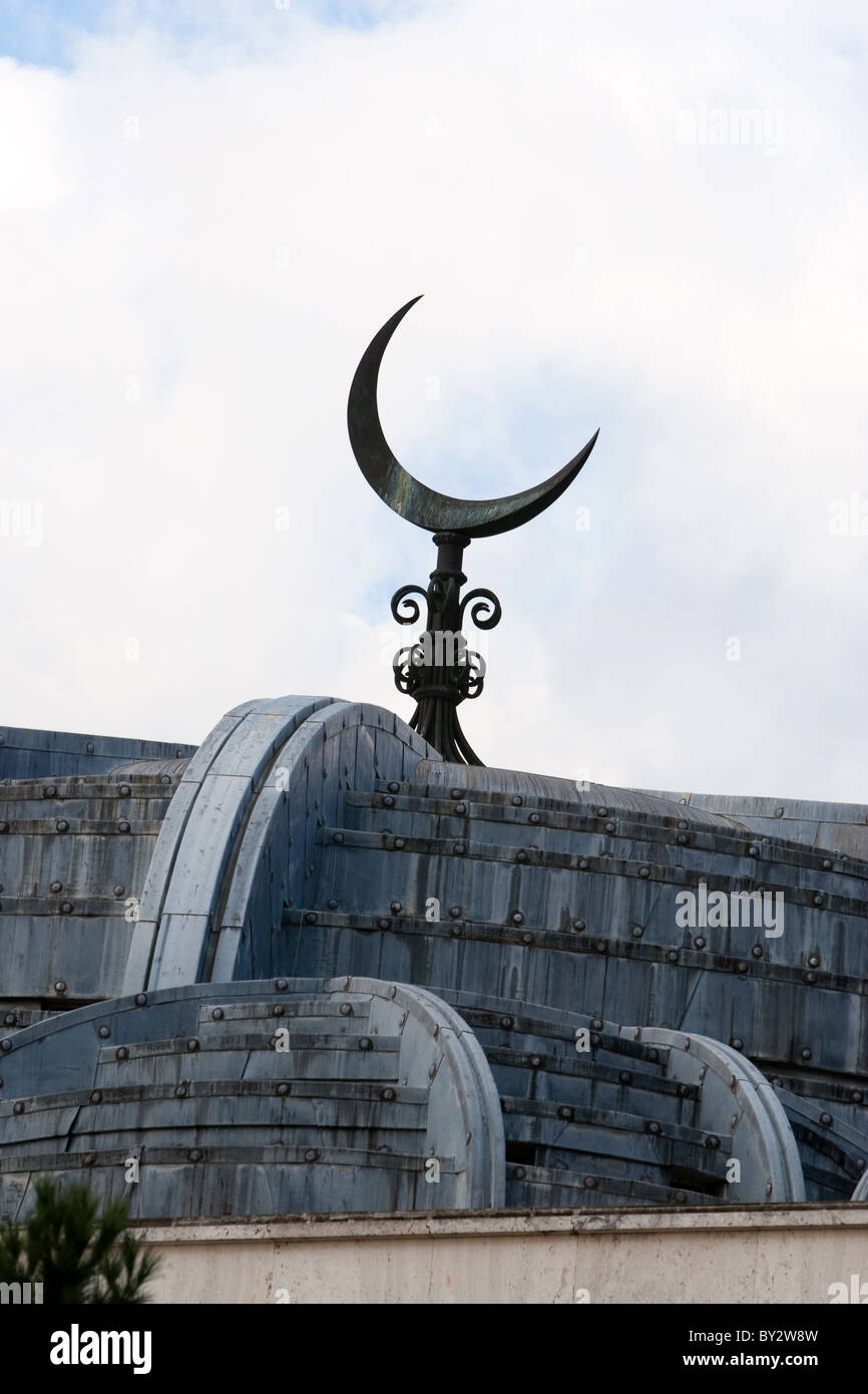 Islamische Moschee Minarett mit Islam Religion Symbol melden Sie an der Spitze. Viale della Moschea, Rom-Latium-Italien Stockfoto