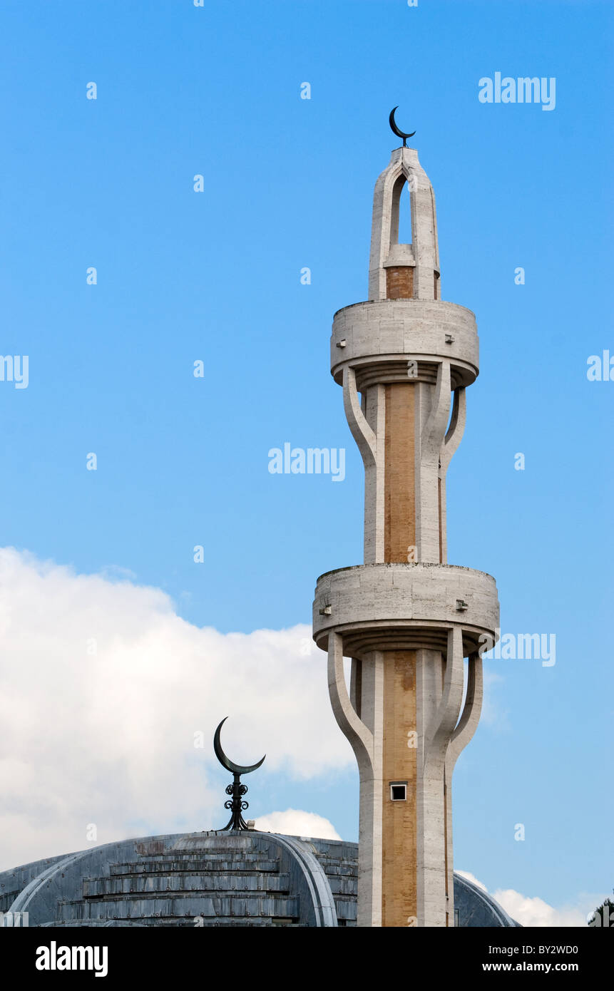 Islamische Moschee Minarett mit Islam Religion Symbol melden Sie an der Spitze. Viale della Moschea, Rom-Latium-Italien Stockfoto