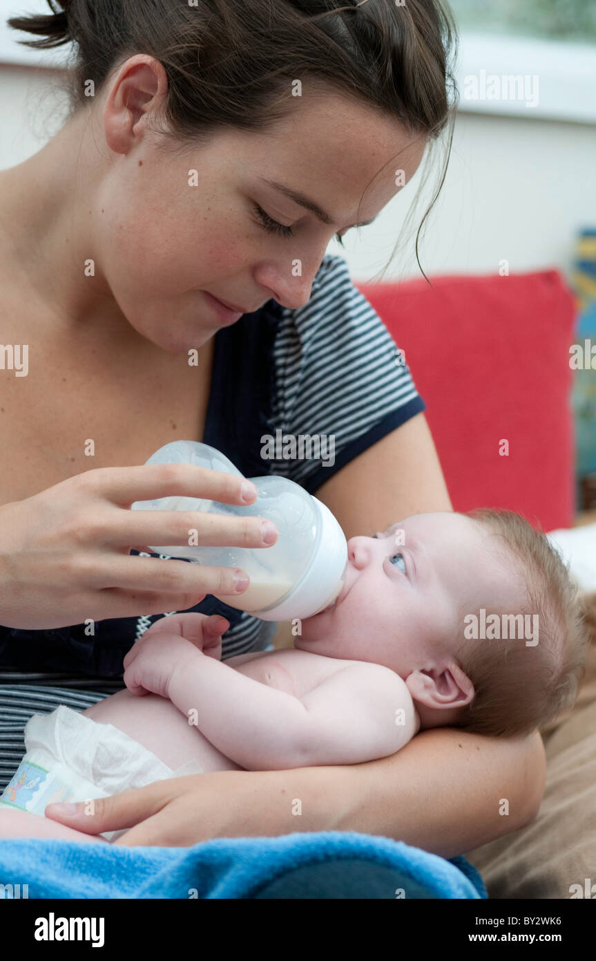 Ein fünf Wochen altes Baby füttern mit Milchpulver aus der Flasche Stockfoto