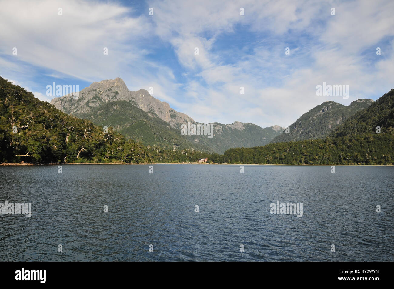 Blick auf den See, in Richtung Granitfelsen und grünen Bäumen, der das Hotel Puerto Blest, auf der anderen Seite des Brazo Blest, Anden, Argentinien Stockfoto