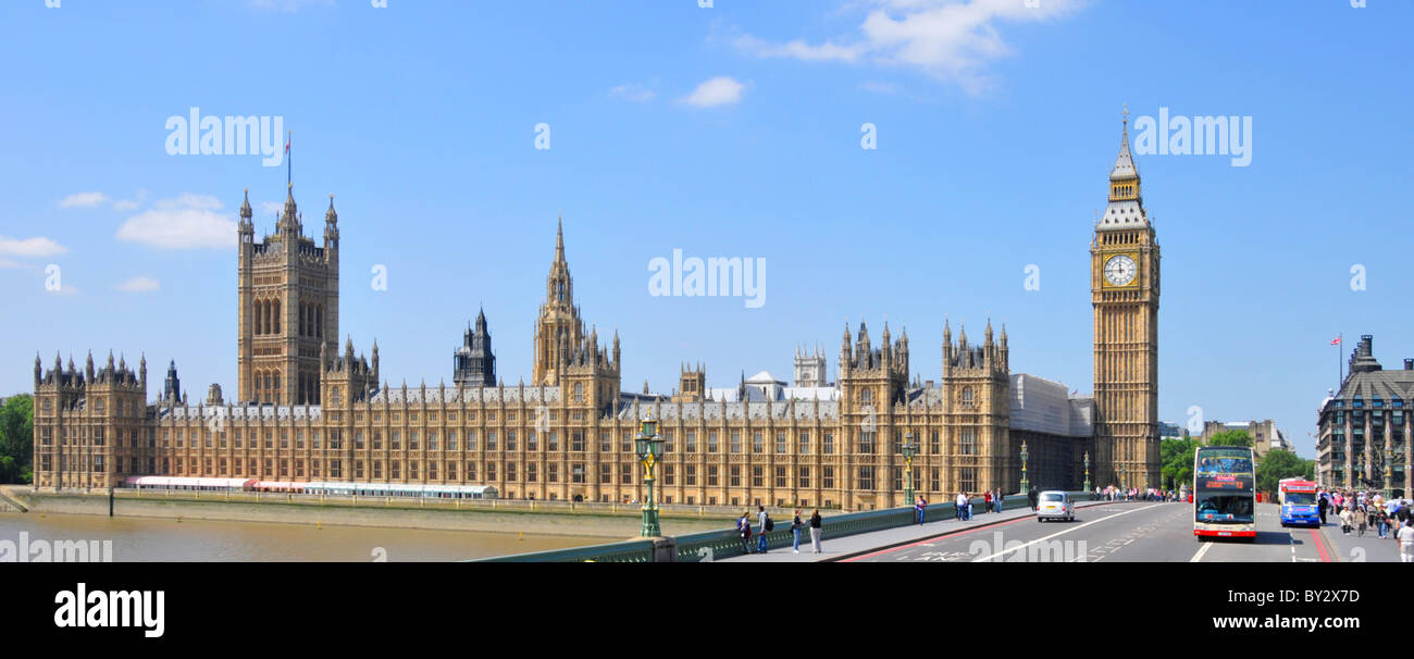 Iconic Panoramaaussicht in den Häusern des Parlaments von Big Ben und Westminster Bridge mit Victoria Tower sightseeing tour bus & Themse London England Großbritannien Stockfoto