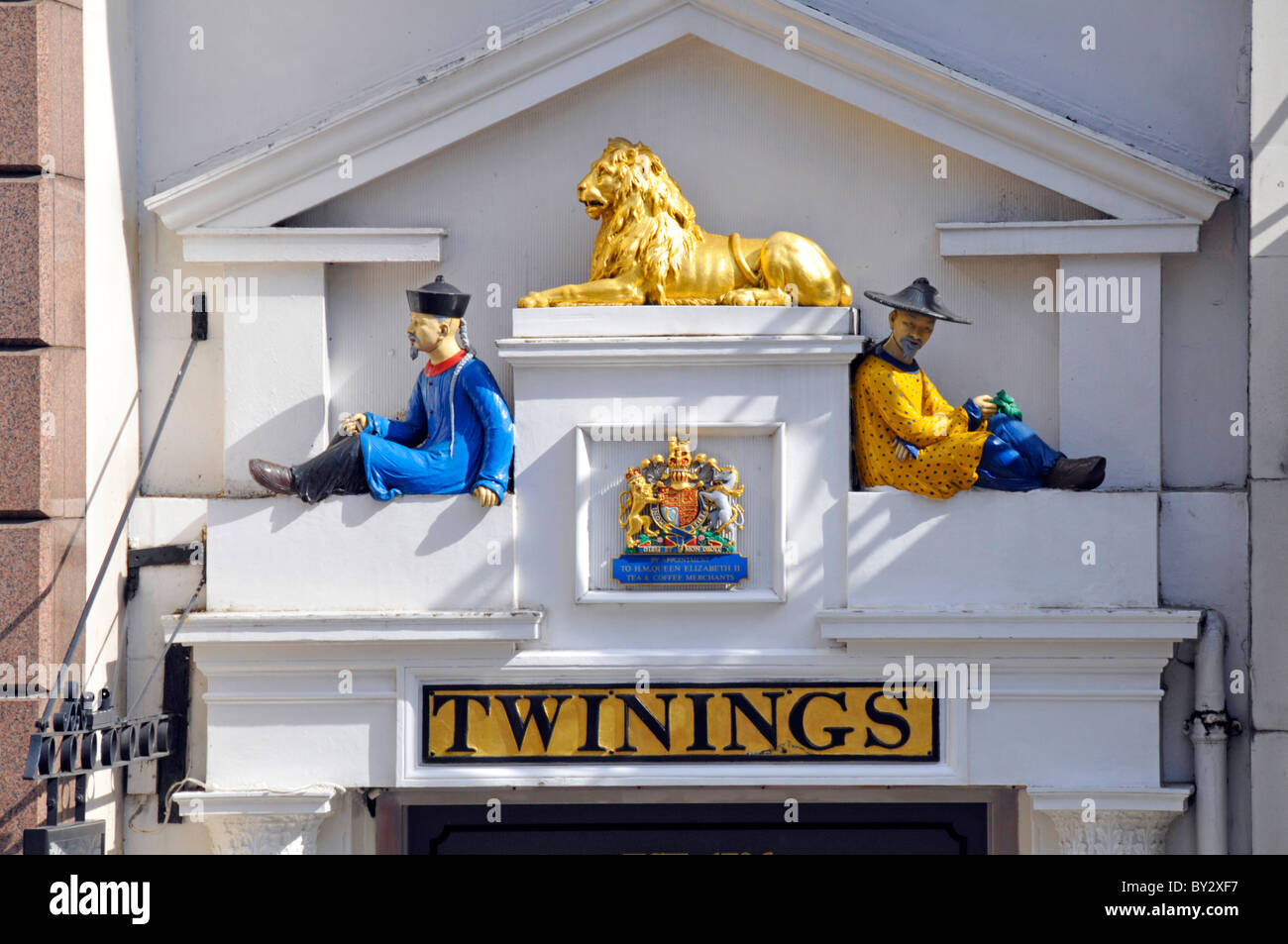 Bunte Nahaufnahme von Zeichen und Royal Warrant über alte Twinings Tee Shop (Marke durch Associated British Foods) Strand London England Großbritannien Stockfoto