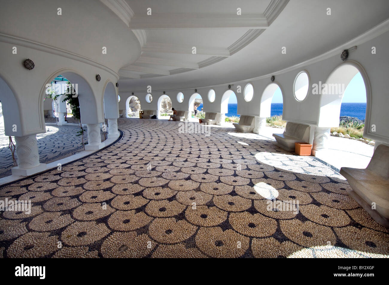 Kalithea Thermen, Rhodos, die Rotunde mit reich verzierten Pebble Mosaik-Fußboden im traditionellen griechischen Stil. Stockfoto