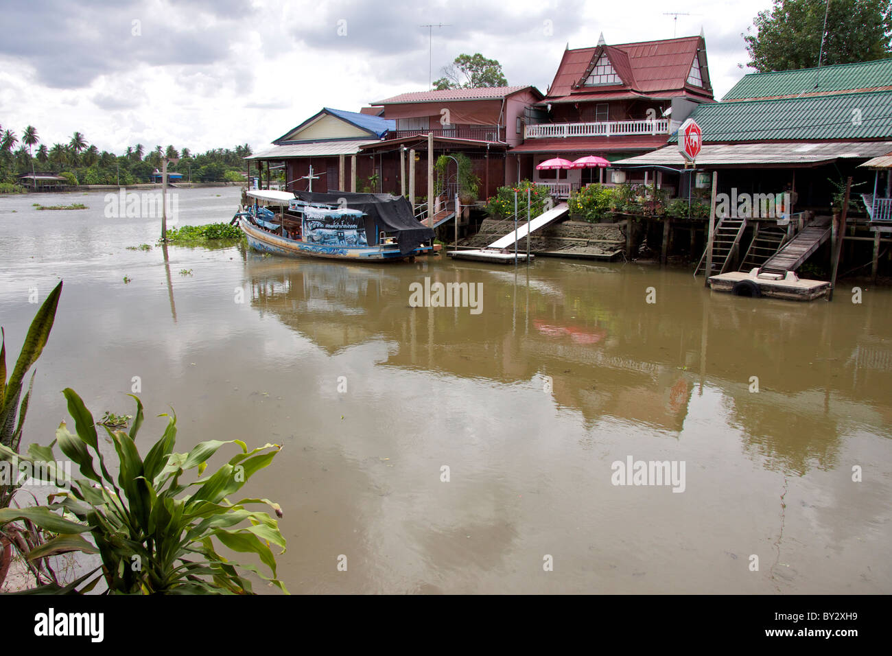 Aus Holz und Wellblech Häusern am Kanal in Bang Noi Dorf aus den Mae Klong Fluss in Samut Songkhram Stockfoto