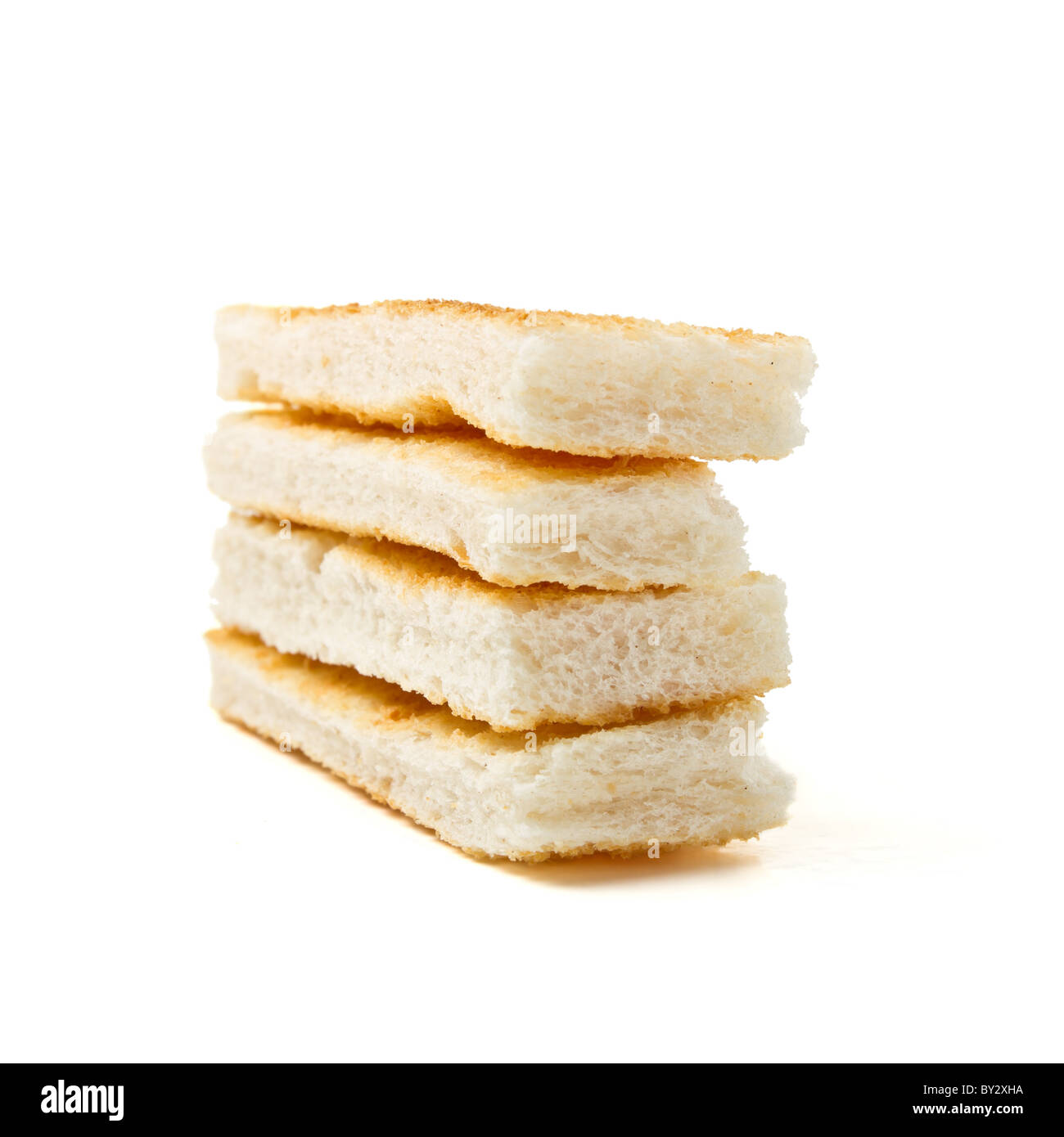 Stapel von Melba Toast Scheiben aus niedrigen Perspektive isoliert auf weiss. Stockfoto