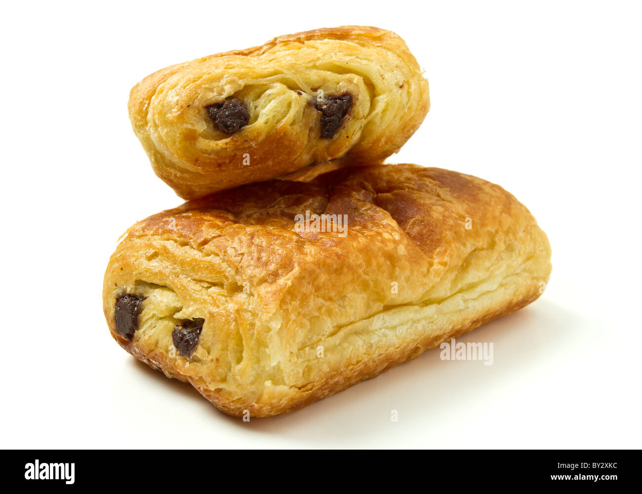 Pain au Chocolate französisches Gebäck aus niedrigen Perspektive isoliert auf weiss. Stockfoto