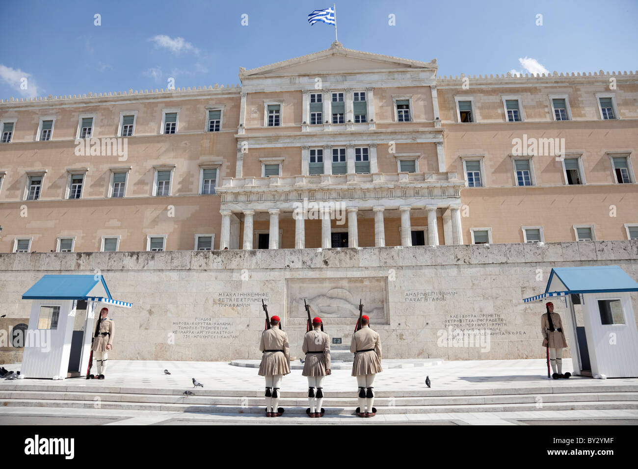 Wechselnde Wachen Zeremonie statt vor dem Parlament von Athen. Stockfoto