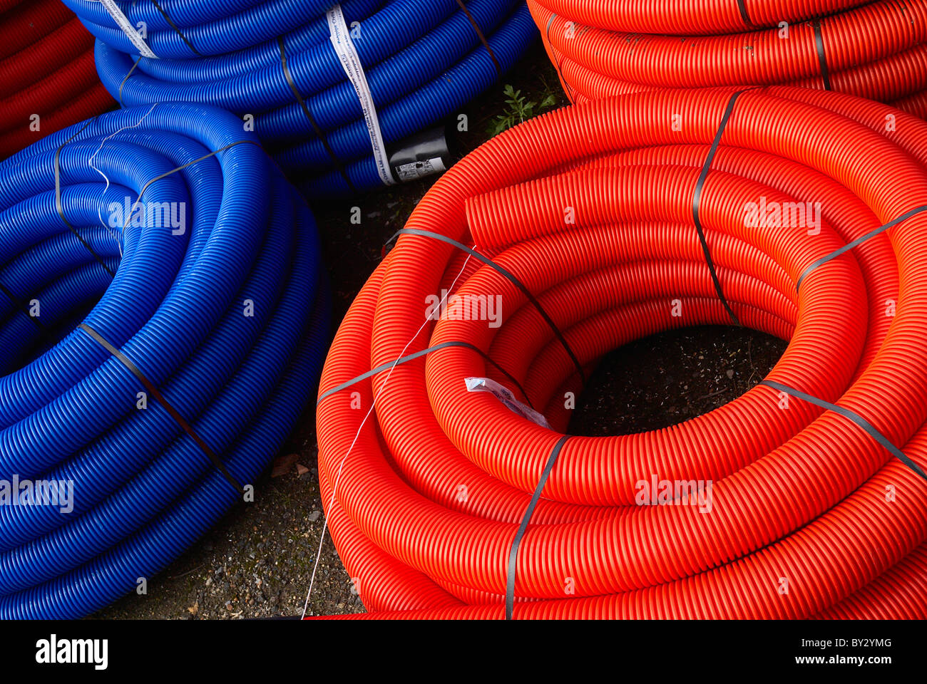 Stapel von Rohren auf einem Bauhof Händler. Stockfoto