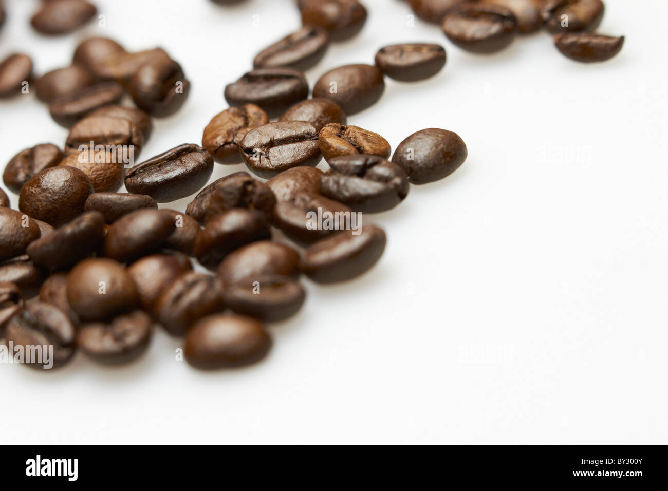 verstreuten gerösteten Kaffeebohnen Stockfoto