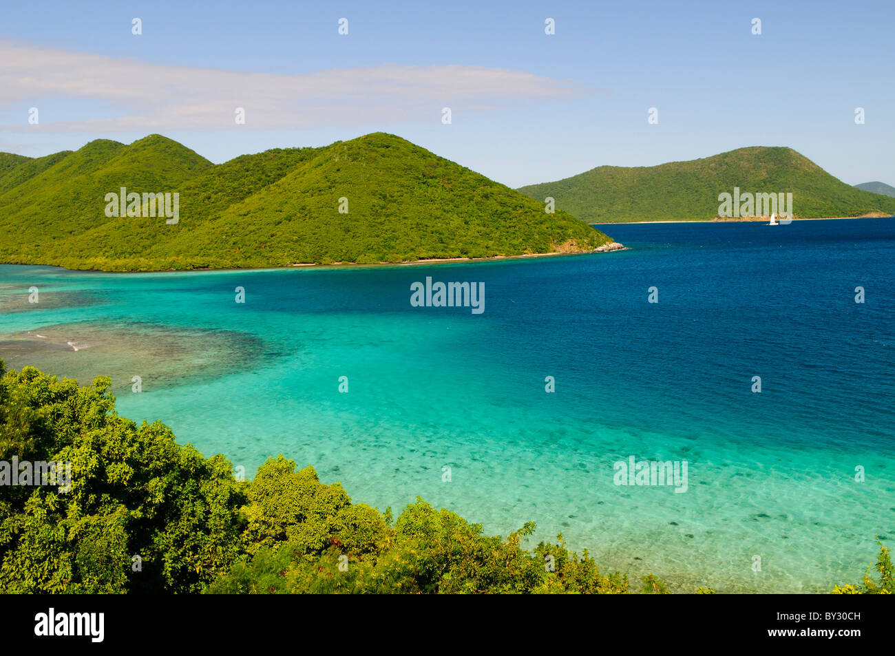 LEINSTER BAY, St. John, US Virgin Islands – Ein malerischer Blick über die Leinster Bay auf St. John, US Virgin Islands, zeigt die karibische Landschaft. Von links nach rechts umfasst der Blick Mary Point, Great Thatch Island und in der Ferne Jost Van Dyke auf den Britischen Jungferninseln. Die Szene zeigt die Nähe und die visuelle Verbindung zwischen den USA und den Britischen Jungferninseln. Stockfoto