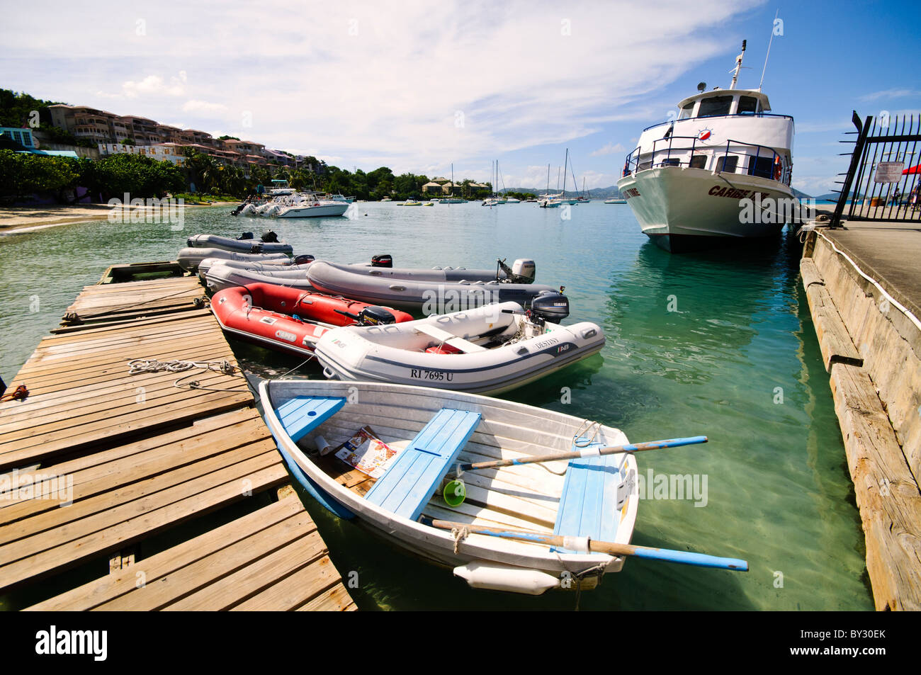 CRUZ BAY, St. John, amerikanische Jungferninseln – Boote liegen am Fährterminal Cruz Bay auf St. John auf den US-Jungferninseln an. Dieser geschäftige Hafen dient als Hauptzugang zur Insel und erleichtert den Transport zwischen St. John und anderen Zielen in den USA und den Britischen Jungferninseln. Stockfoto