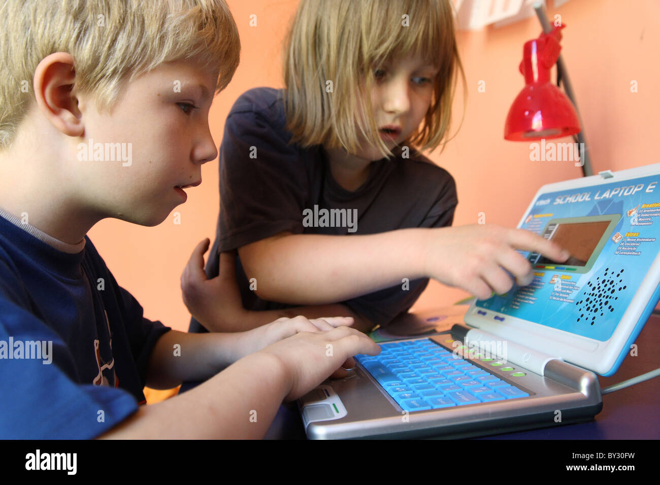 Zwei Kinder aus einer Kinder-Computer lernen Stockfoto