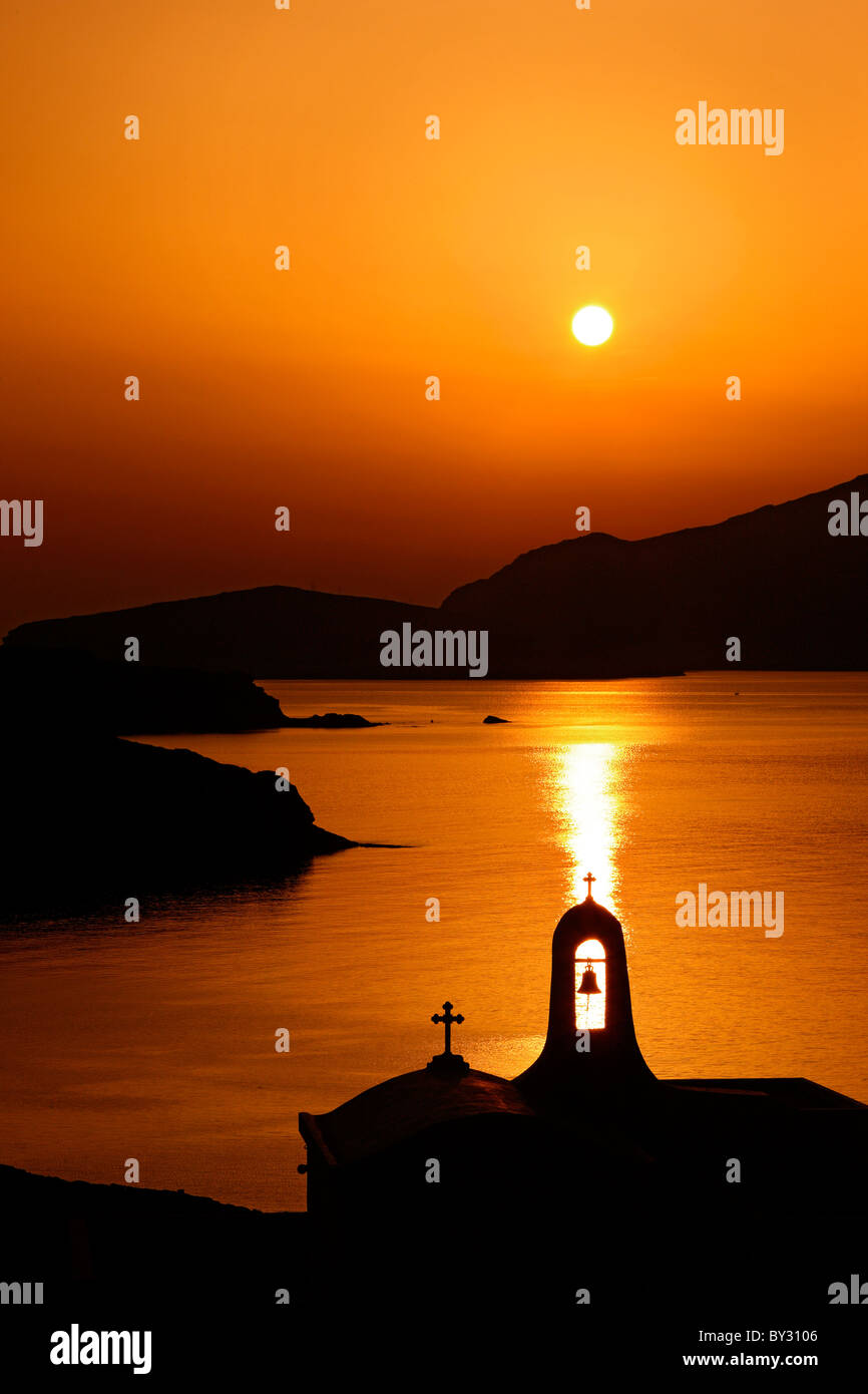 Sonnenuntergang zwischen Inseln Tinos und Andros, Kykladen, Griechenland Stockfoto