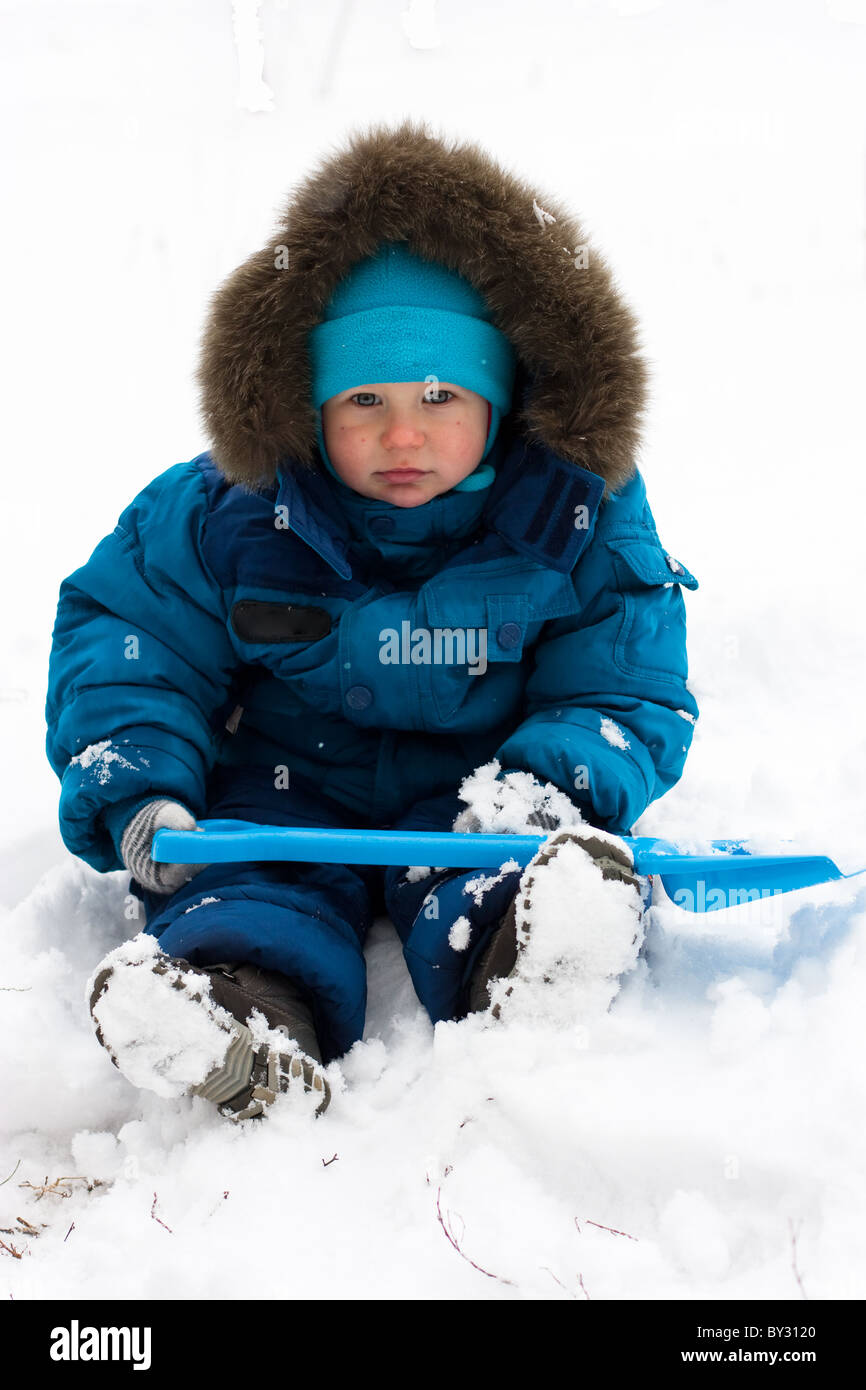 Süsser Boy Spielen im Freien im Schnee im winter Stockfoto